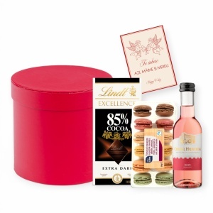Cutie Cadou Romantică pentru Ea cu Vin Roze, Macarons și Ciocolată Lindt