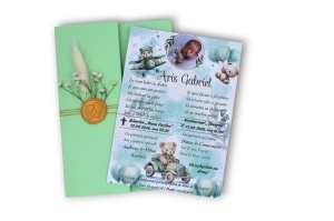 Invitație de botez personalizată băiețel cu ursuleț – verde mentă, sigiliu de ceară și flori uscate