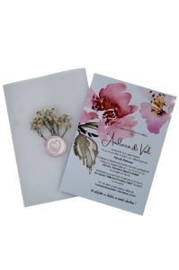 Invitație de nuntă florală roz cu sigiliu de ceară și flori uscate
