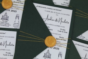 Invitație Nuntă Botanică cu Plic Verde Pădure, Sigiliu Auriu și Ilustrații Florale Delicate - Img 2