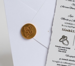 invitatie-nunta-cu-plic-alb-si-sigiliu-ceara-aurie-eleganta