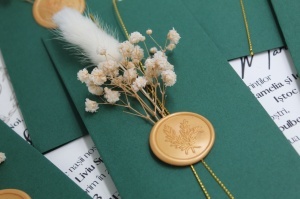 Interior invitație nuntă cu design elegant și plic verde