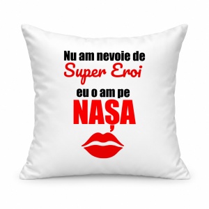 Pernă personalizată Nu am nevoie de super eroi, eu o am pe nasa, model rosu