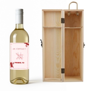 Sticlă de Vin Personalizată „Am Câștigat! Premiul: Tu” cu Cutie din Lemn – Cadou Valentine’s Day