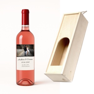 Un cadou care spune povestea voastră ❤️ Vin personalizat cu poză, nume și data specială. Perfect pentru nuntă sau aniversare!