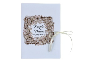 Invitație de nuntă florală bej cu coroniță de flori și fundă decorativă, copertă elegantă în stil vintage, personalizată.