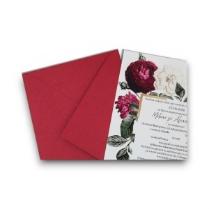 Invitație de nuntă florală elegantă, personalizată, cu bujori și plic vișiniu – un design romantic pentru o nuntă de neuitat.