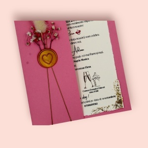 invitatie-roz-cu-flori-uscate-si-foita-aurie