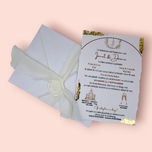 Invitație nuntă cu plic alb și fundiță satin alb
