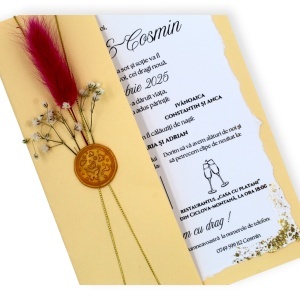 Invitație nuntă elegantă cu plic crem și design floral