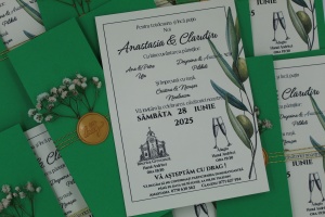 Invitație Nuntă cu Plic Verde Intens, Sigiliu Auriu și Frunze de Măslin - Img 3
