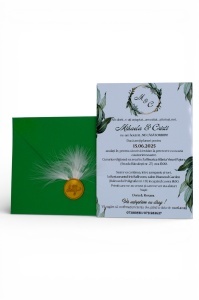 Plic pentru invitație de nuntă verde smarald, cu sigiliu decorativ și detalii elegante, realizat pentru seturi premium.
