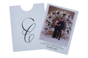 Invitație nuntă minimalistă albă cu inițială și fotografie