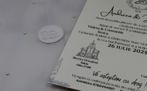 invitatie-nunta-cu-plic-hartie-de-calc-si-perle-decorative