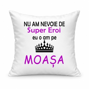 Pernă personalizată Nu am nevoie de super eroi, eu o am pe moasa, model coroana