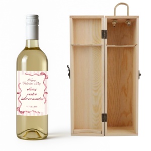 Sticlă de Vin Roșu Personalizată „Noroc pentru Iubirea Noastră” cu Cutie din Lemn – Valentine’s Day
