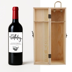 Un cadou premium pentru un moment special! Vin personalizat cu etichetă elegantă și cutie de lemn inclusă — perfect pentru aniversări sau surprize oferite celor dragi.