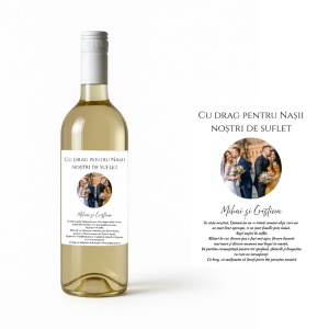 Nașii merită ceva unic! 🍷 Un vin personalizat cu fotografia voastră și un mesaj emoționant – cadoul ideal pentru oameni dragi.