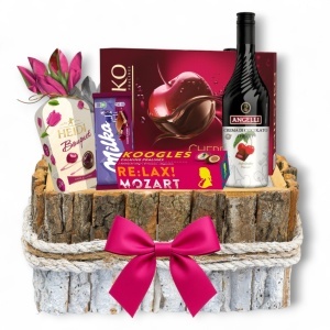 Coș Cadou Premium Cherry Delight cu Angelli Cherry, Praline Cherrissimo și Dulciuri Fine