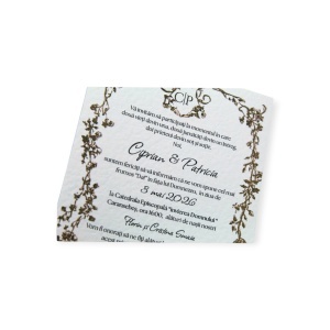 Invitație de nuntă elegantă, personalizată, cu ramă florală vintage, plic verde și sigiliu de ceară – detalii rafinate pentru o nuntă de neuitat.