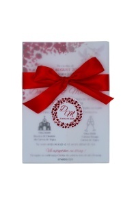 Invitație de nuntă cu fundă roșie și sigiliu personalizat, design romantic floral realizat manual.
