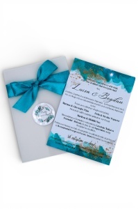 Invitație nuntă cu fundiță turcoaz și sticker personalizat