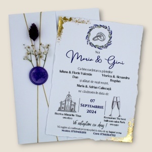 Invitație nuntă cu plic alb, sigiliu mov și flori uscate