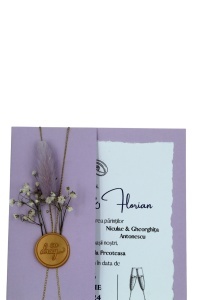 Invitație de nuntă personalizată cu plic lila, carton crem cu margini rupte și accente aurii, ideală pentru nuntă elegantă.
