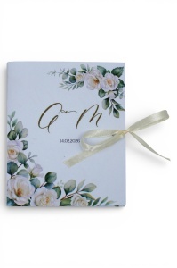 Invitație de nuntă florală, alb cu verde, cu fundiță decorativă și design elegant, personalizată pentru evenimente speciale.