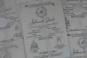 Invitație Nuntă Sidefată cu Plic Vellum, Sigiliu Alb și Perle Decorative - Img 2