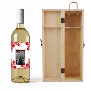 Sticlă de Vin Personalizată cu Poză „Happy Valentine’s Day” – Cu Cutie din Lemn