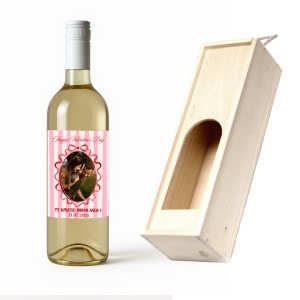 Cadou romantic complet: vin personalizat cu poză și cutie din lemn cu fereastră.