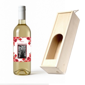 Cadou romantic: sticlă de vin personalizată cu poză și design floral cu trandafiri.