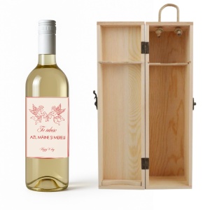Sticlă de vin personalizată cu mesaj romantic și prezentare premium din lemn