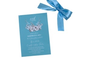 Invitație de majorat personalizată pentru 18 ani, în nuanță de albastru, cu design floral elegant și fundiță satinată, ideală pentru petreceri de majorat speciale.
