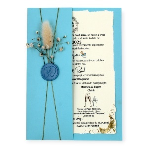 Invitație elegantă de botez cu foiță aurie și flori naturale