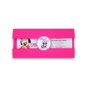 Invitație de botez personalizată pentru fetițe cu Minnie Mouse și plic roz elegant, perfectă pentru un botez plin de culoare și bucurie.