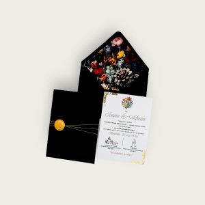 Invitație de nuntă elegantă cu plic negru catifea și interior floral