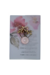 Invitație de nuntă romantică, cu flori roz pictate, sigiliu de ceară roz cu inimă și flori uscate naturale, realizată într-un stil delicat și rafinat.
