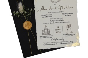 Detaliu invitație de nuntă crem cu tipografie elegantă, sigiliu de ceară și decor floral delicat, ideală pentru nuntă clasică.