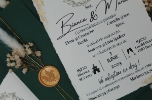 Invitație nuntă elegantă cu plic verde pădure, sigiliu auriu și flori uscate - Img 4