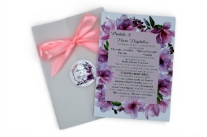 Invitație nuntă florală cu fundiță roz și sticker personalizat