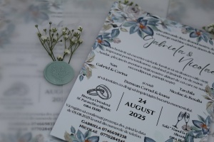 Invitație Nuntă Florală cu Plic Vellum, Sigiliu Verde Mentă și Flori Presate - Img 2