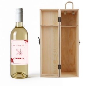 Cadou original Valentine’s Day: vin personalizat cu mesaj amuzant și cutie din lemn.