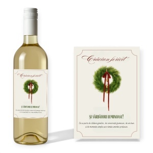 Sticlă personalizată cu etichetă festivă și coroniță – un cadou luminos și rafinat pentru Crăciun.
