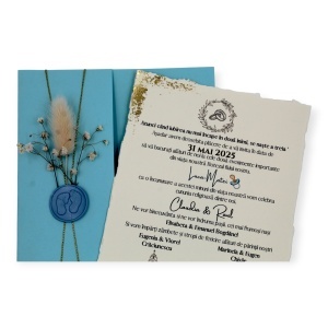 Model elegant bleu cu flori naturale și accente aurii