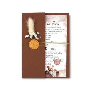 Invitație de botez personalizată, realizată manual, cu ursuleț și sigiliu de ceară – un design elegant pentru un eveniment de suflet.