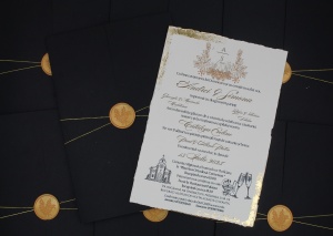 Invitație Botez și Cununie cu Plic Negru Elegant, Sigiliu Aur și Foiță Decorativă - Img 1