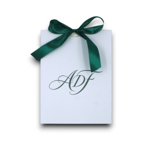 Invitație de nuntă elegantă, personalizată, cu fundă verde și monogramă – un design rafinat pentru un eveniment de neuitat.