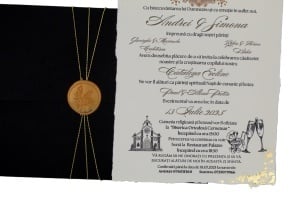 Detaliu invitație de nuntă personalizată, tipografie elegantă pe carton crem, design rafinat cu accente aurii pentru nuntă clasică și sofisticată.